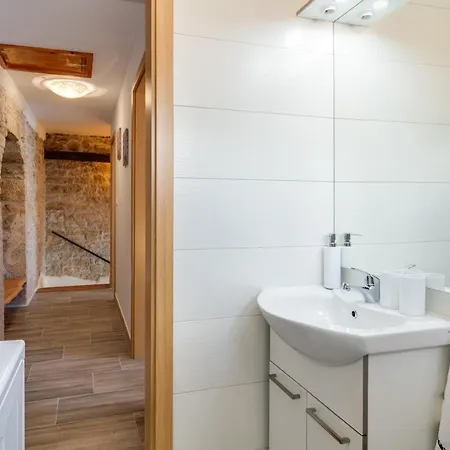 Zoro With A Lovely Garden And A Private Pool In The Middle Of Istria